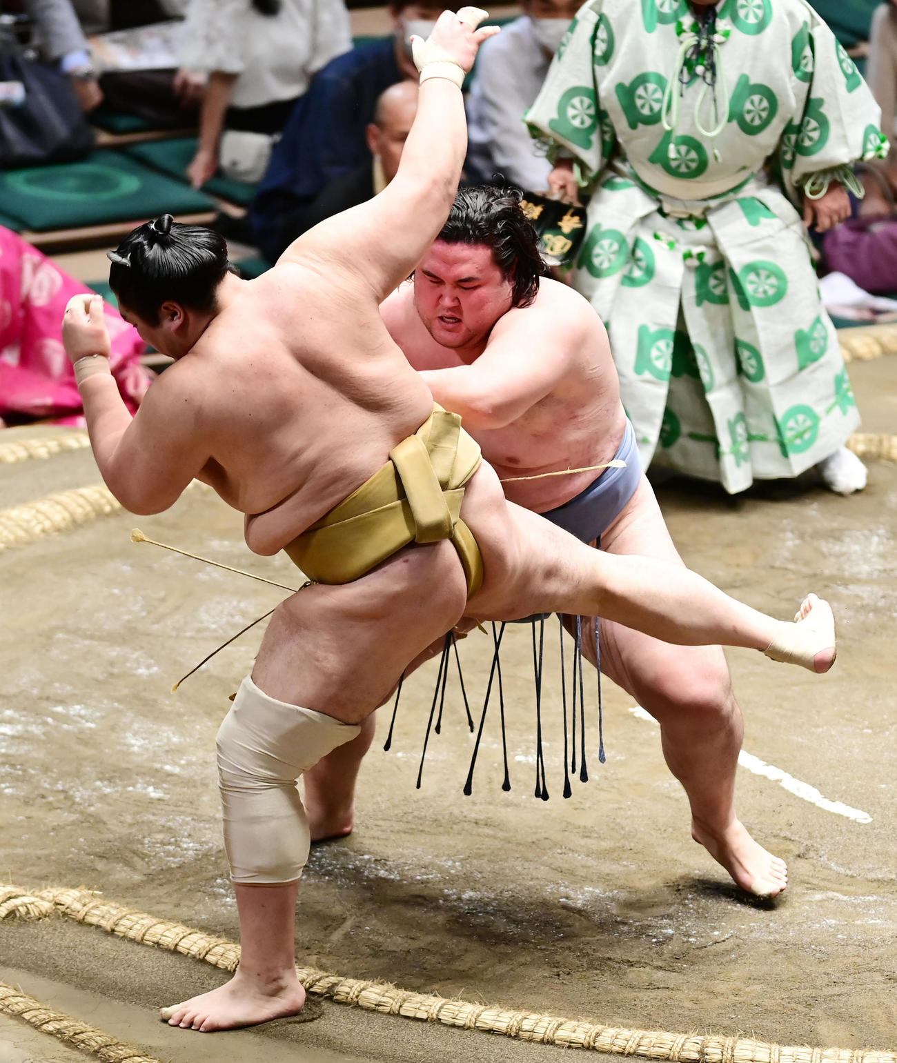 輝（左）は金峰山に押し出しで敗れる（撮影・小沢裕）