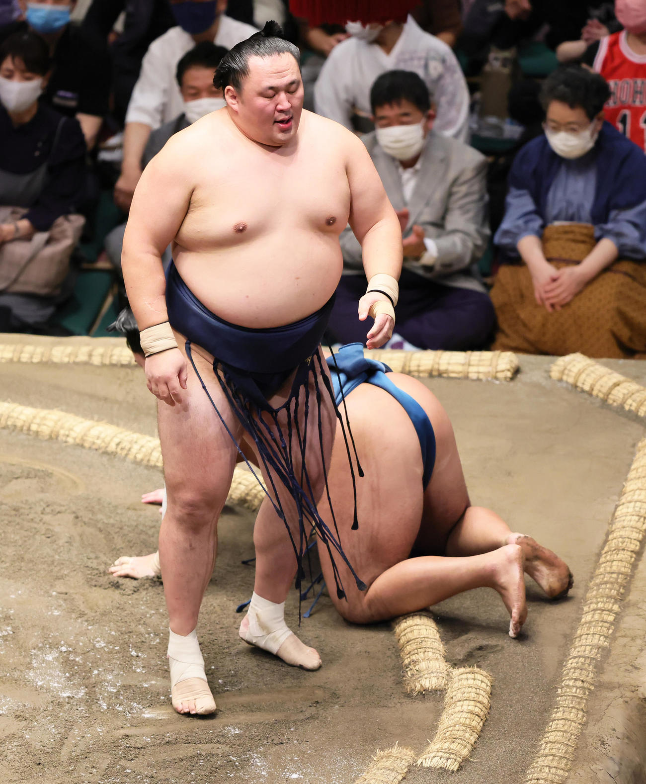 玉鷲（左）は突き落としで錦富士を破る（撮影・足立雅史）