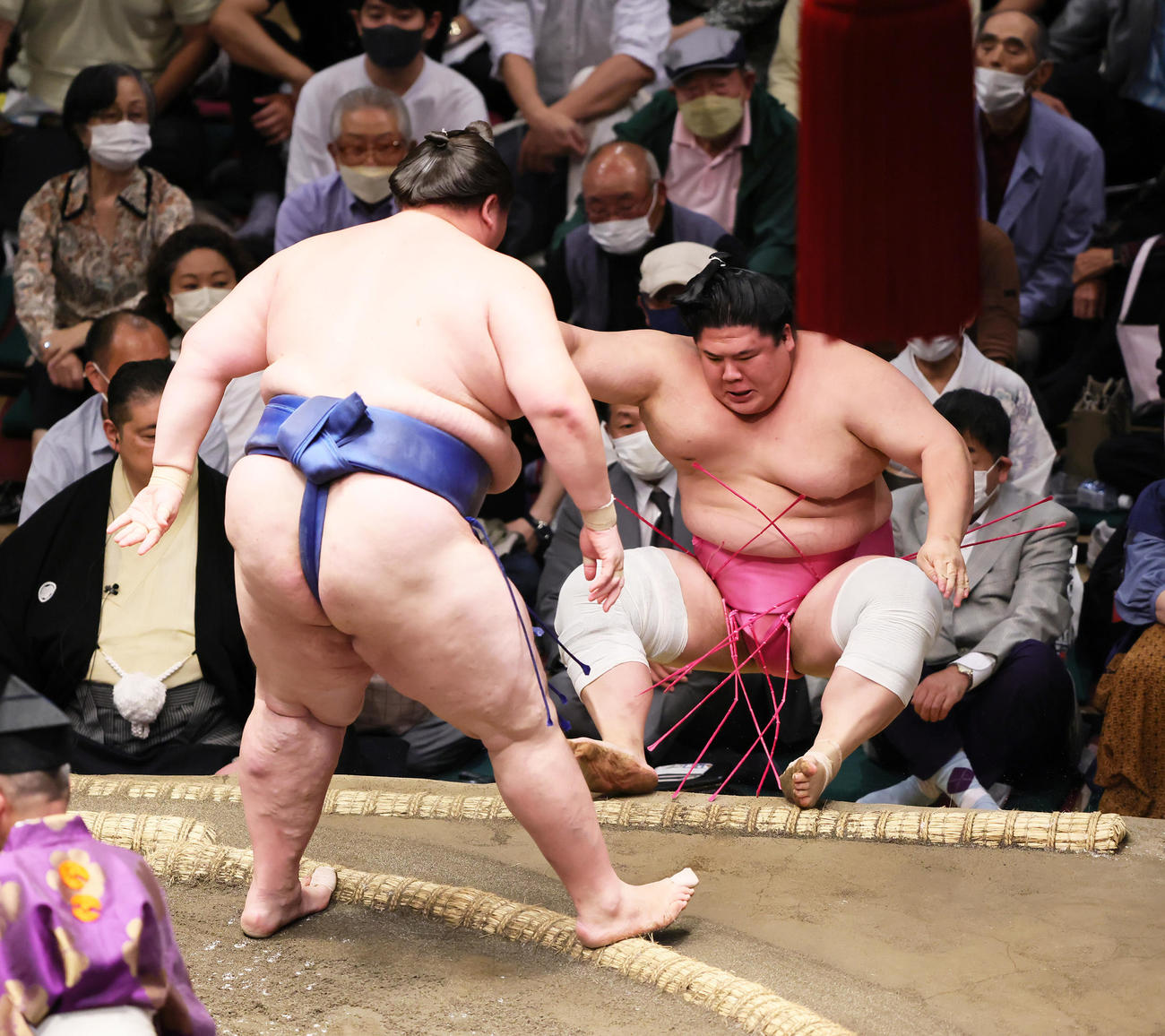 宇良（右）を押し倒しで破る逸ノ城（撮影・足立雅史）