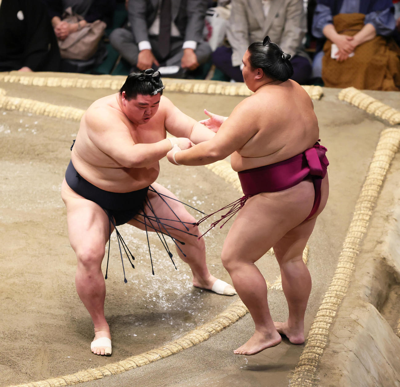 御嶽海（右）を押し出しで破る正代（撮影・足立雅史）