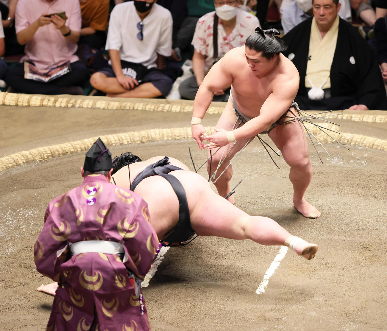 貴景勝（左）をはたき込みで破る若隆景（撮影・足立雅史）
