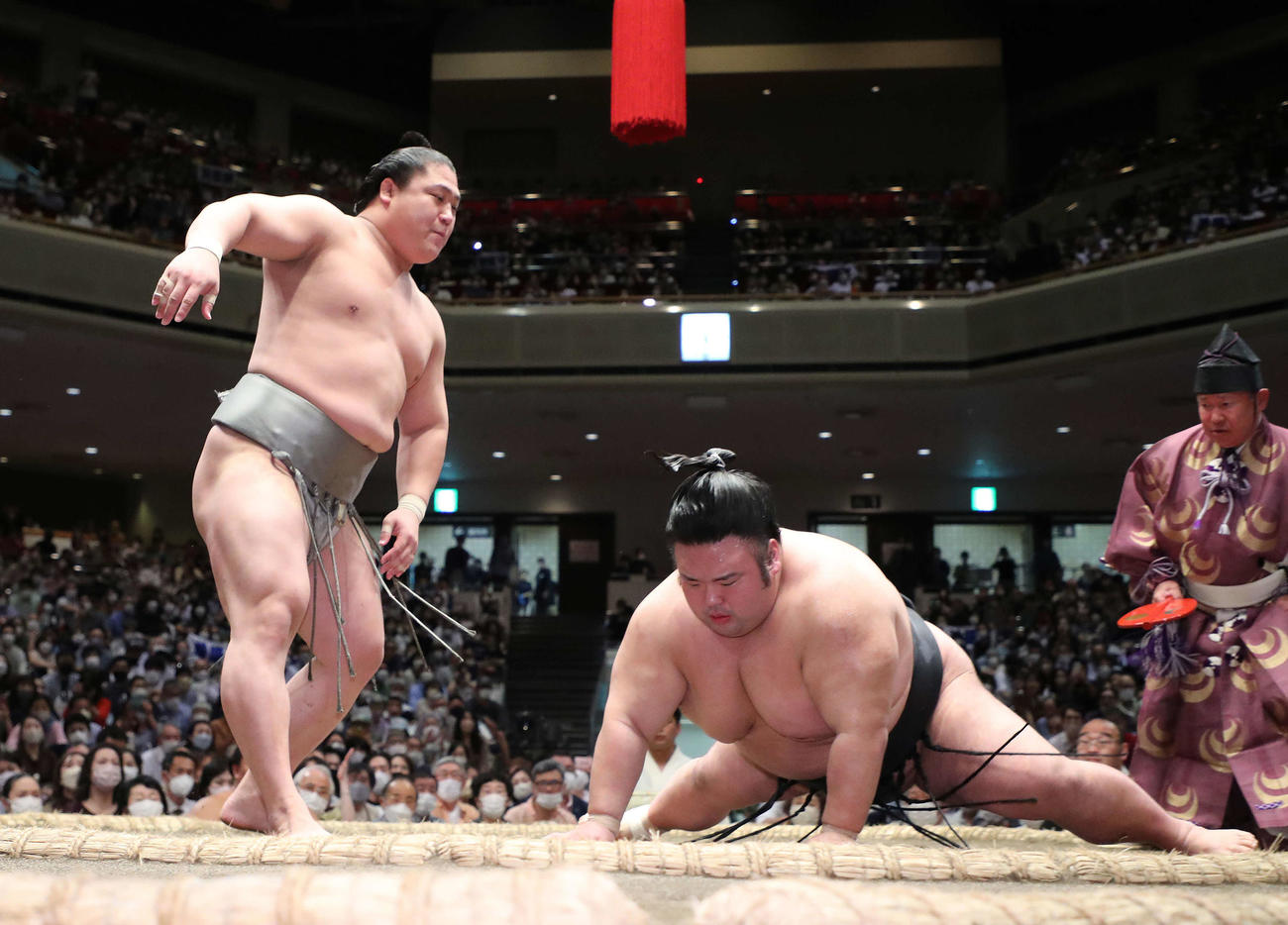 若隆景（左）は貴景勝をはたき込みで破る（撮影・河田真司）