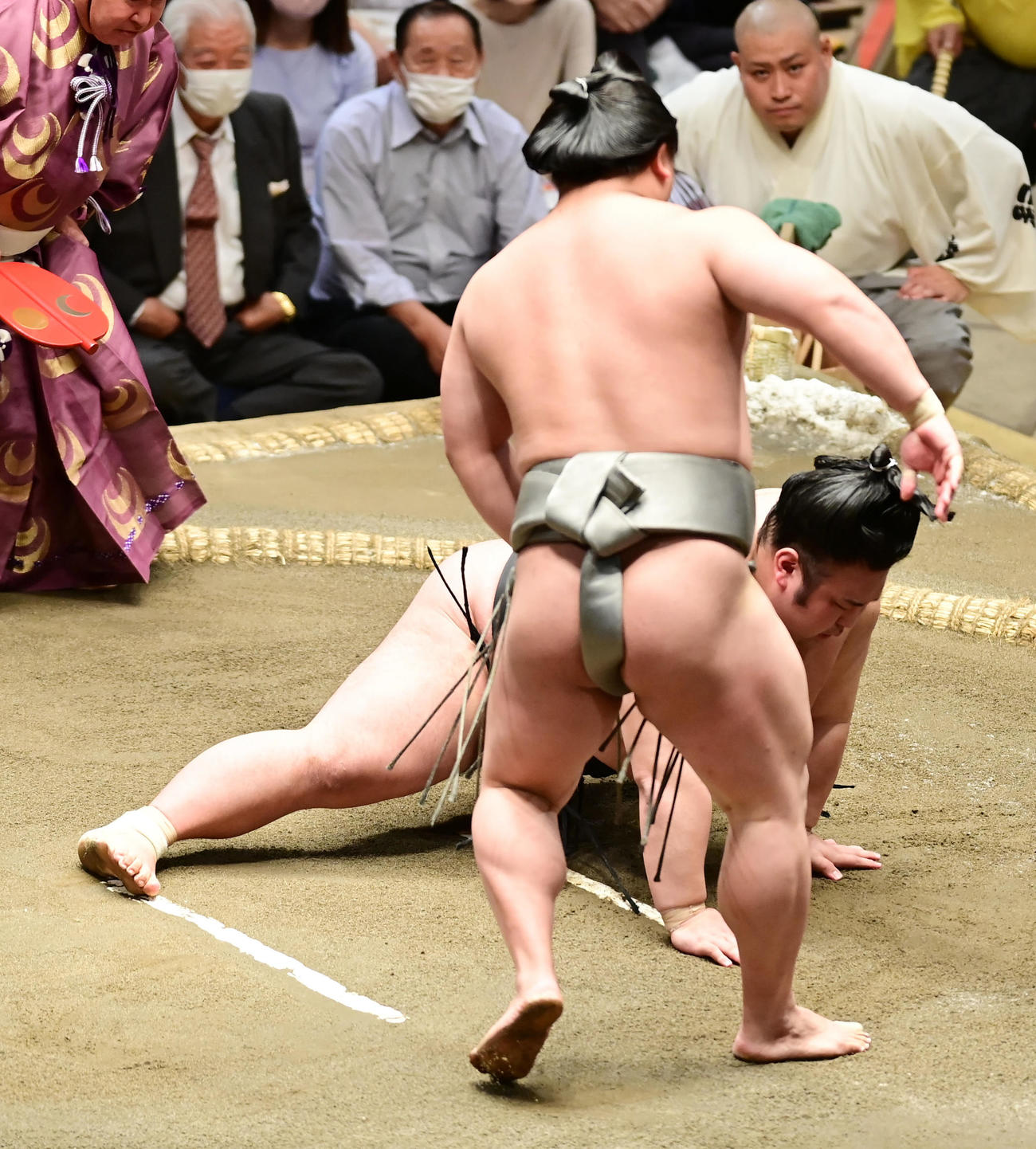貴景勝は若隆景（手前）にはたき込みで敗れる（撮影・小沢裕）