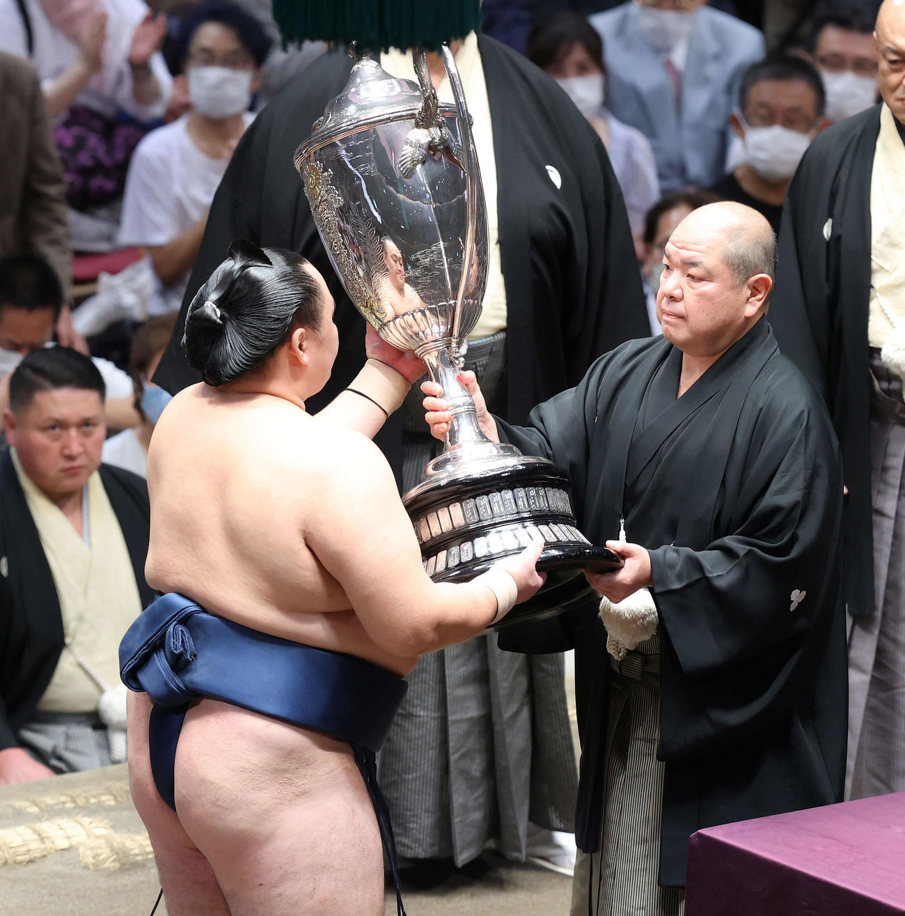 表彰式で玉鷲（左）に賜杯を渡す八角理事長（撮影・河田真司）