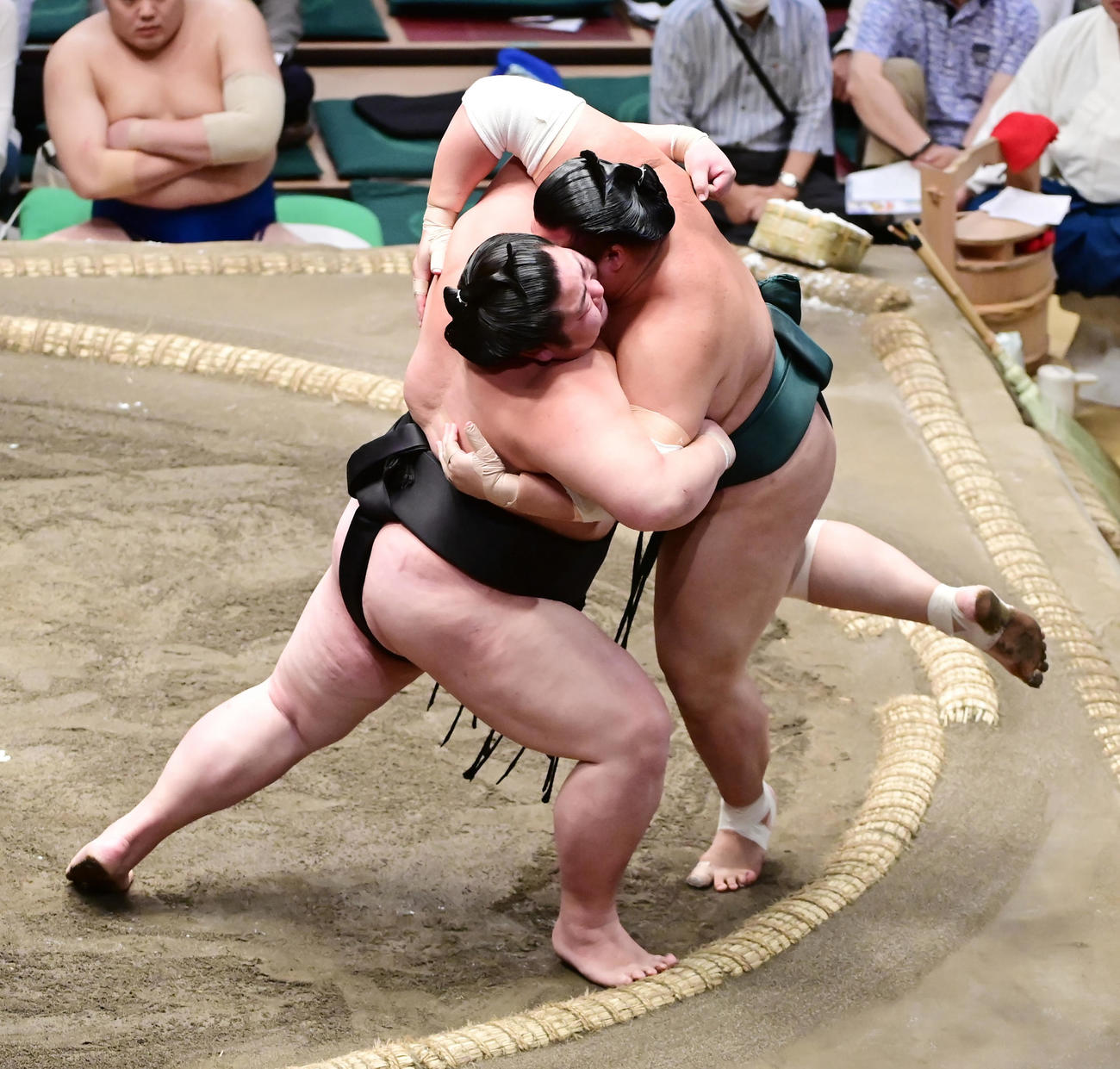 剣翔（左）は豊山をすくい投げで破る（撮影・小沢裕）