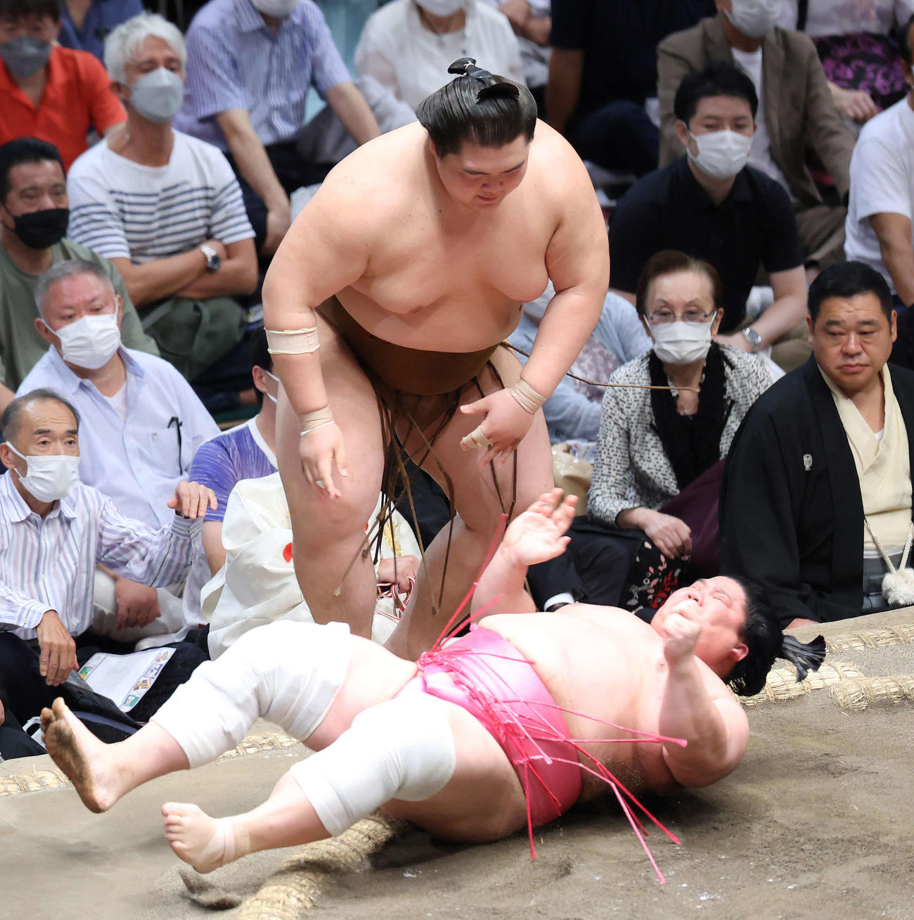 王鵬（奥）を押し出しで破る宇良（撮影・河田真司）