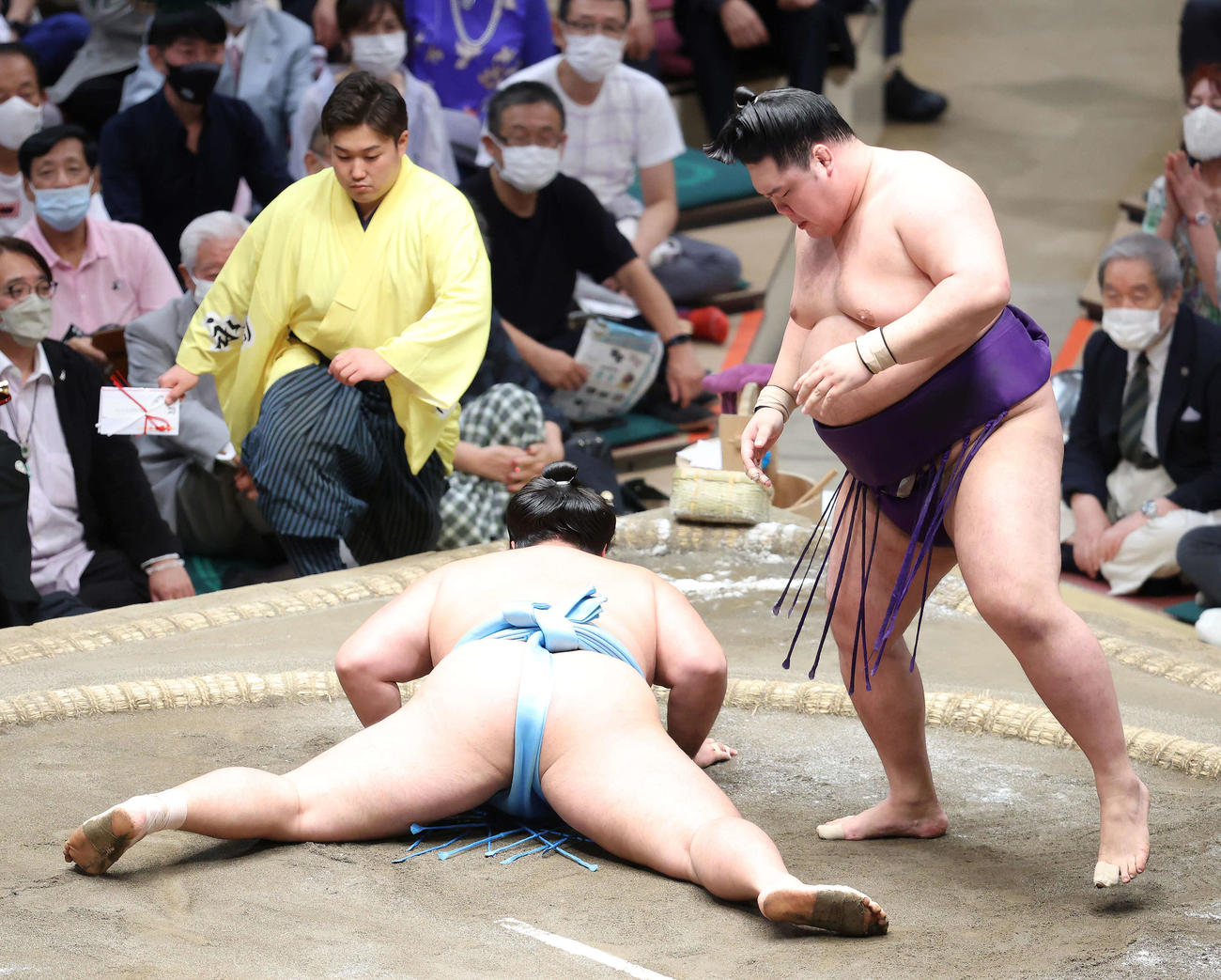 琴勝峰（左）をひっかけで破る明生（撮影・河田真司）