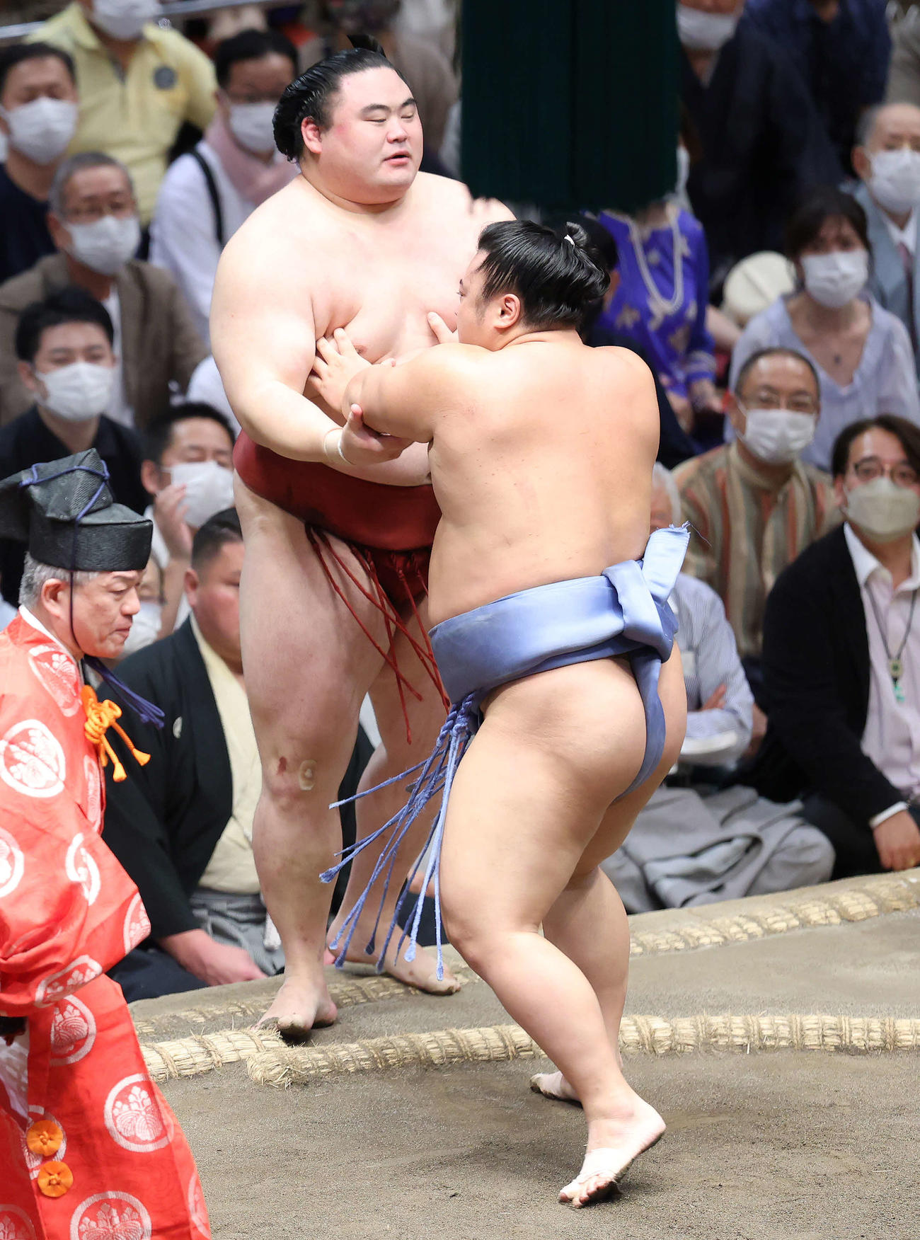 隆の勝（左）を押し出しで破る翔猿（撮影・河田真司）