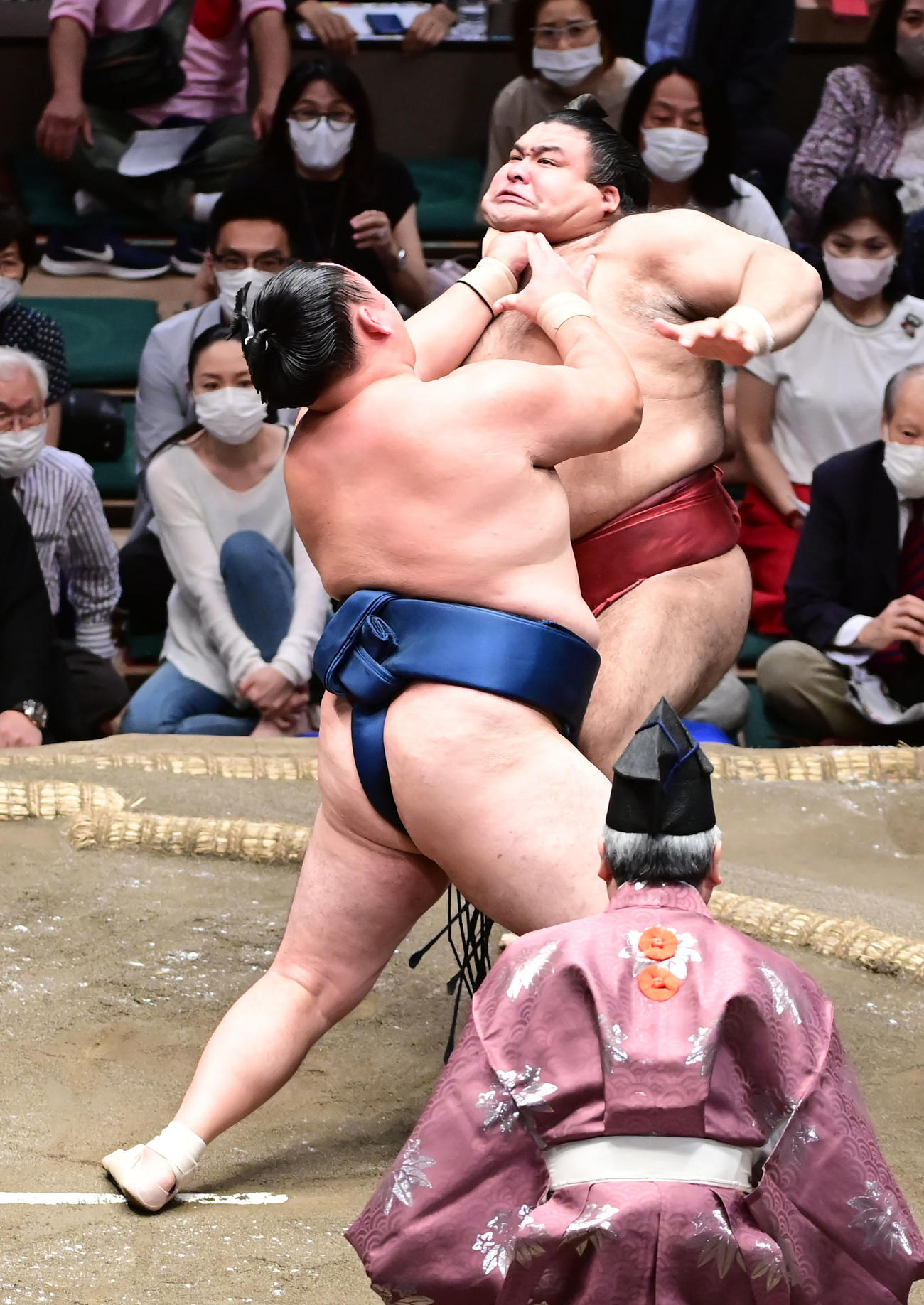 高安（右）をのど輪攻めで土俵際へ攻め込む玉鷲（撮影・小沢裕）