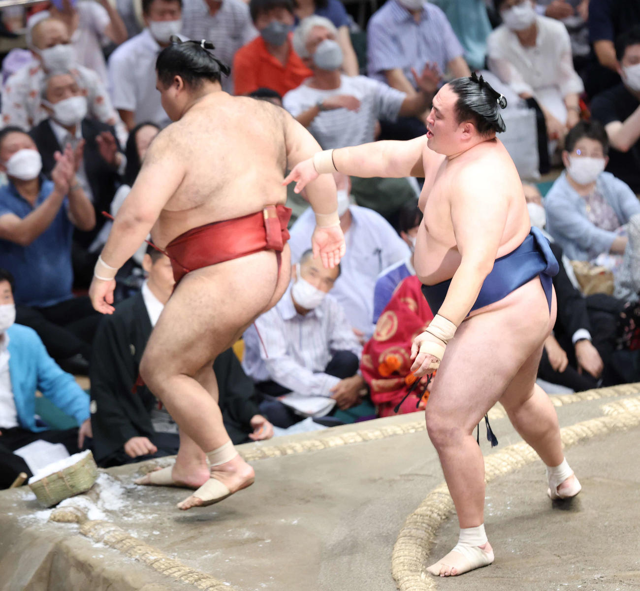 高安（左）を押し出しで破り、幕内優勝を決める玉鷲（撮影・河田真司）