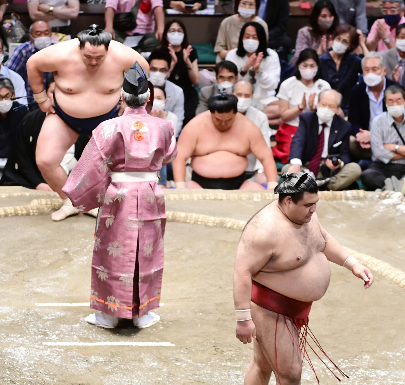 玉鷲（左奥）に押し出しで敗れ引き上げる高安（撮影・小沢裕）
