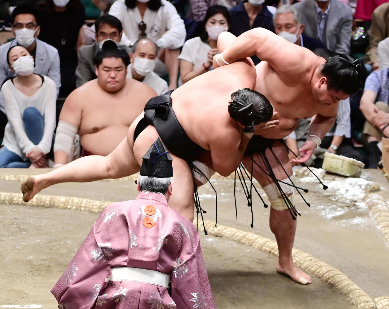 霧馬山（左）は妙義龍を寄り切りで破る撮影・小沢裕）