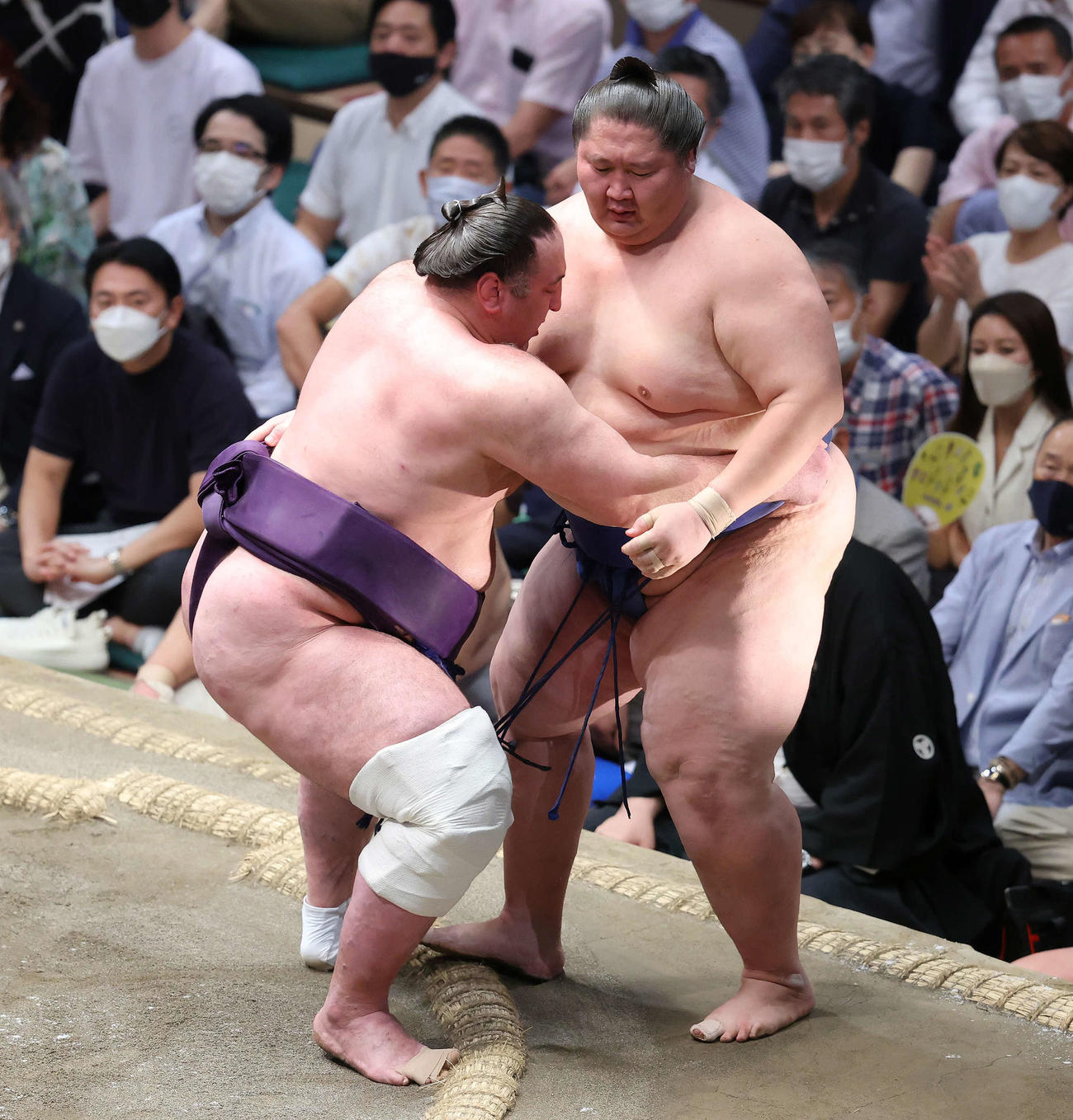 栃ノ心（左）は逸ノ城を寄り切りで破る（撮影・河田真司）