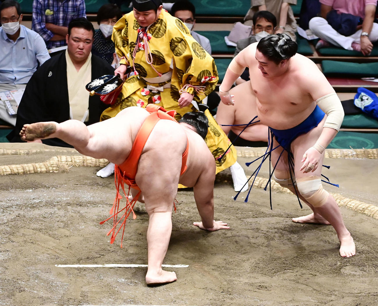 一山本（右）は肩透かしで水戸龍を破る（撮影・小沢裕）