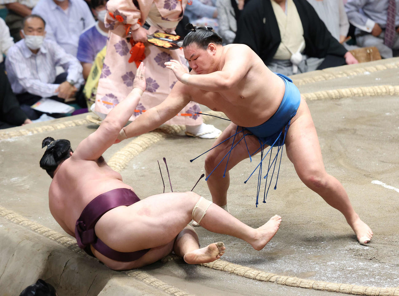 遠藤（左）を押し倒しで破る豊昇龍（撮影・河田真司）