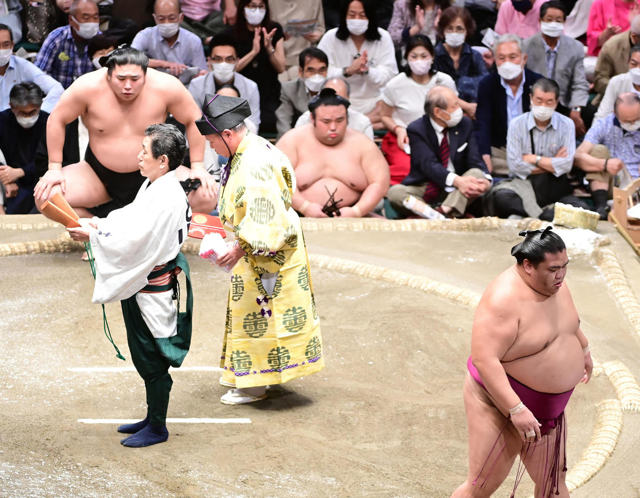 御嶽海（右）は若元春に寄り切りで敗れ引き上げる（撮影・小沢裕）