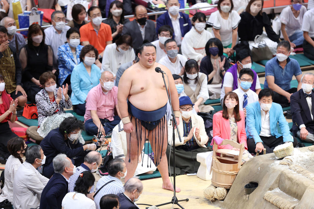 優勝インタビューに臨む玉鷲（中央）（撮影・河田真司）