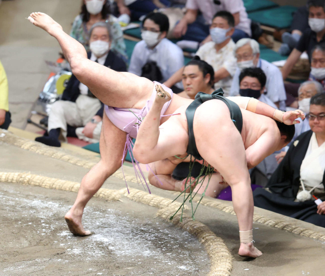 琴恵光（左）は千代翔馬を寄り切りで破る（撮影・河田真司）