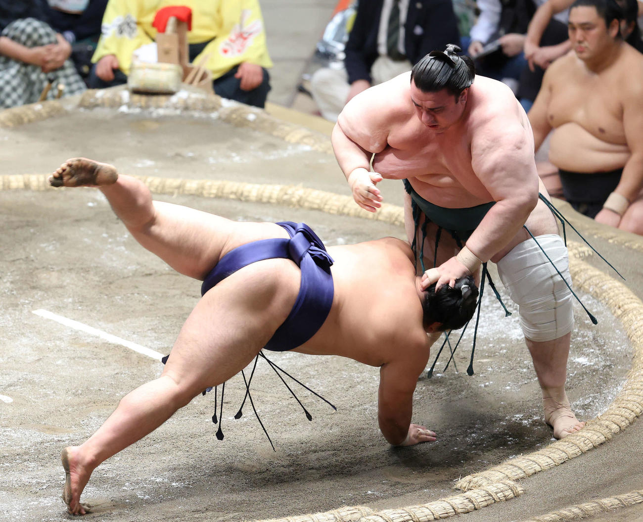 平戸海（左）をはたき込みで破る碧山（撮影・河田真司）