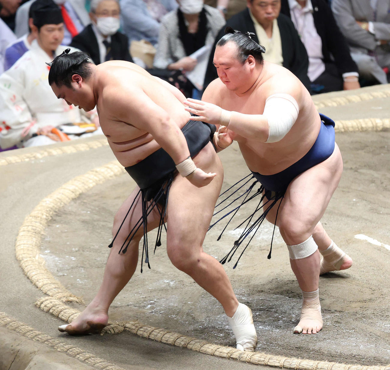 隠岐の海（左）を送り出しで破る宝富士（撮影・河田真司）