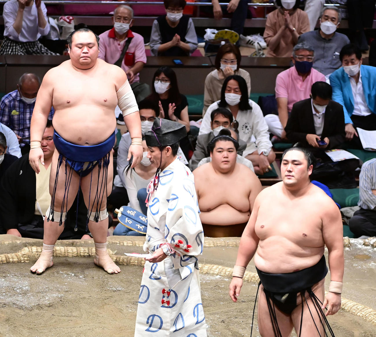 宝富士（左）は隠岐の海を送り出しで破る（撮影・小沢裕）