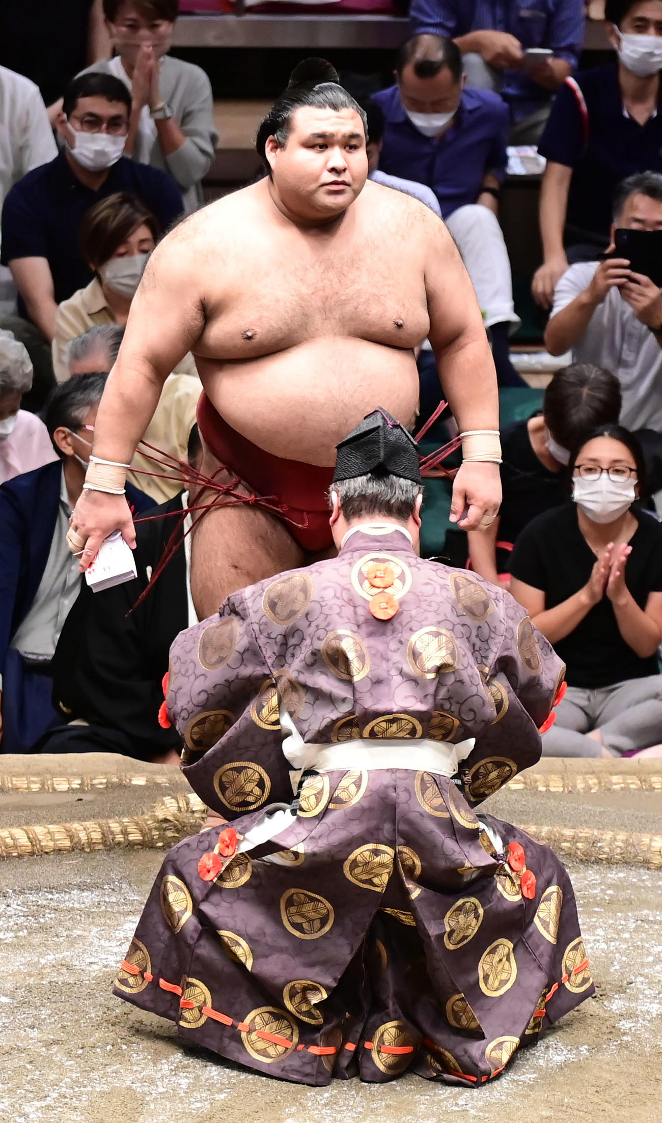 3敗を死守し懸賞金を手にする高安（撮影・小沢裕）