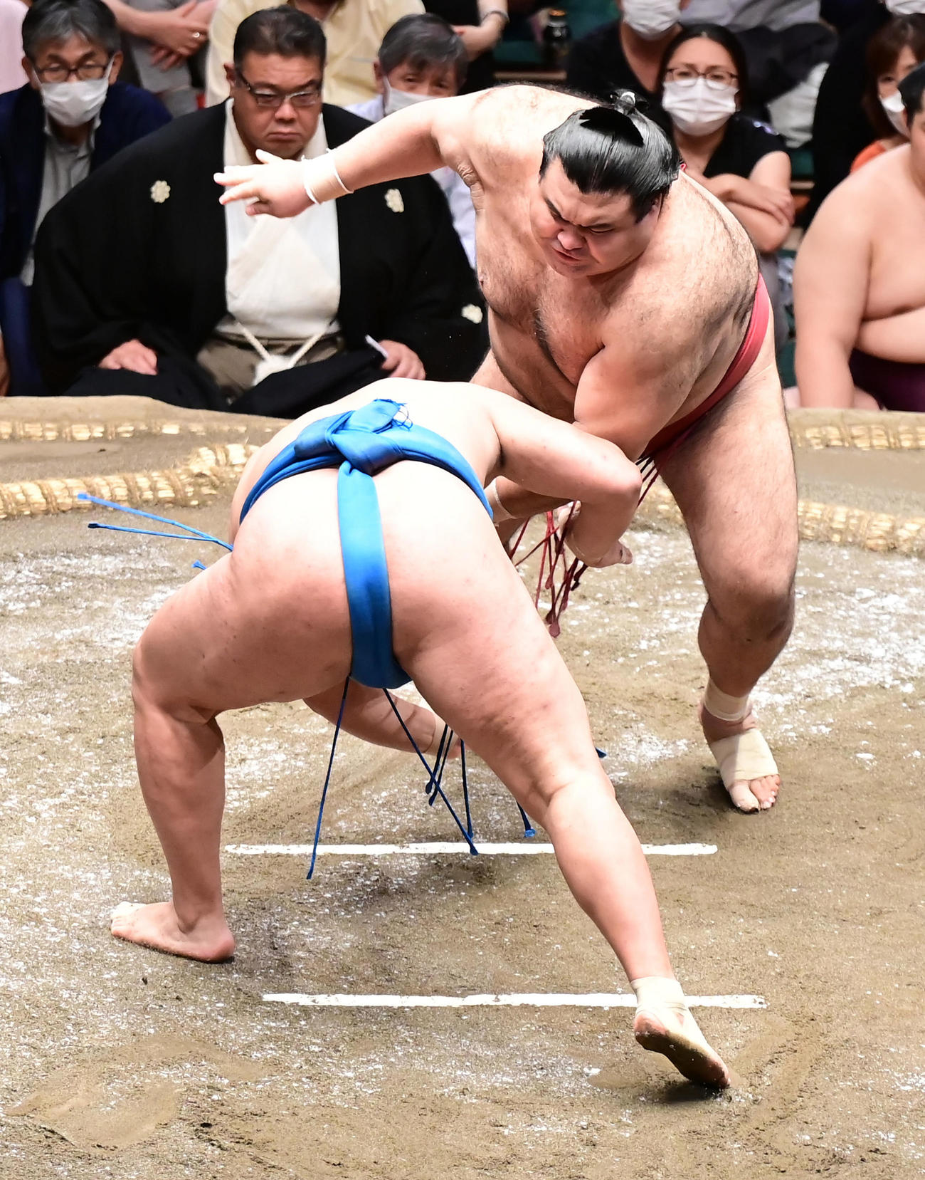 高安（右）は引き落としで豊昇龍を破る（撮影・小沢裕）