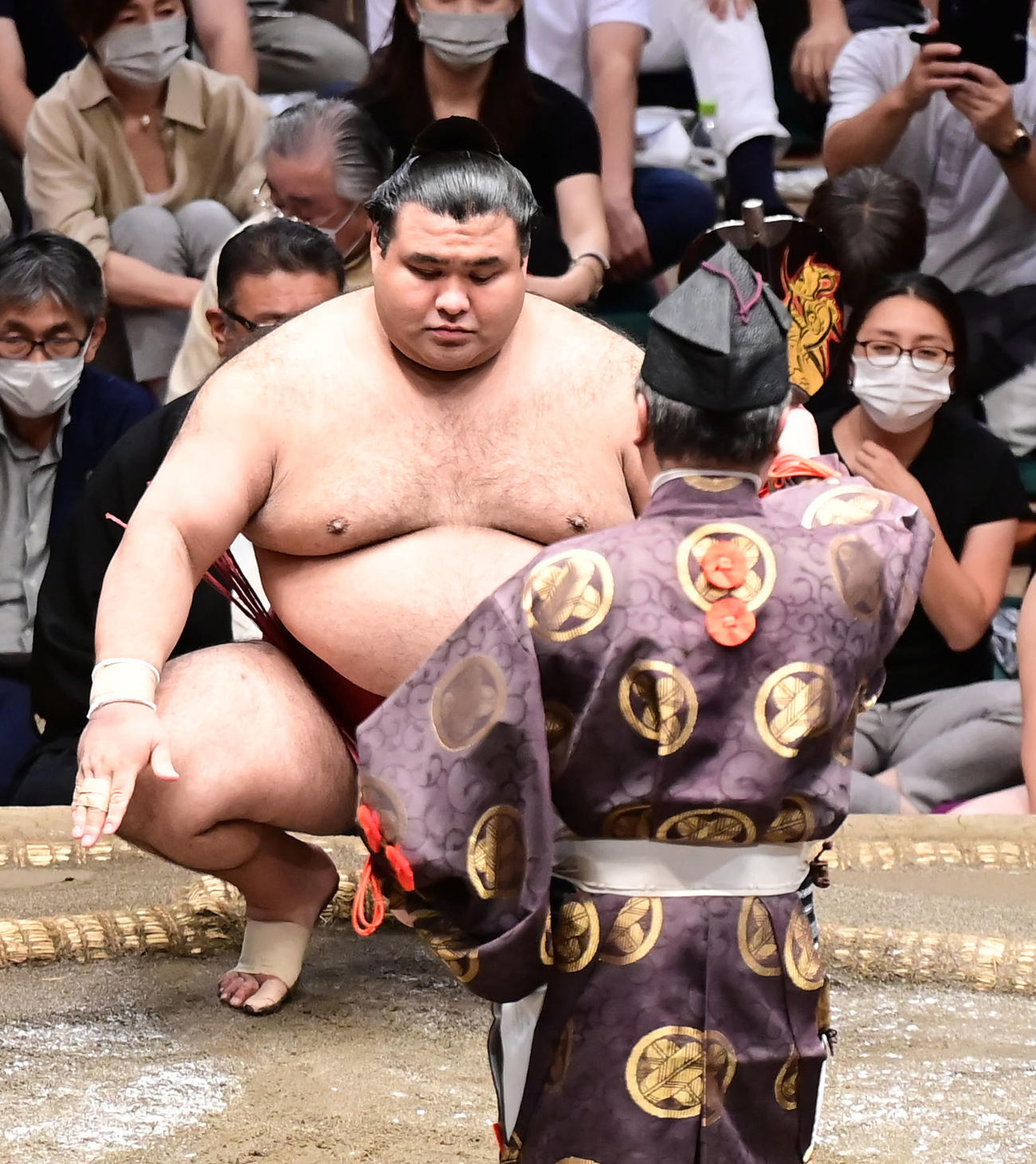 3敗を死守し勝ち名乗りを受ける高安（撮影・小沢裕）