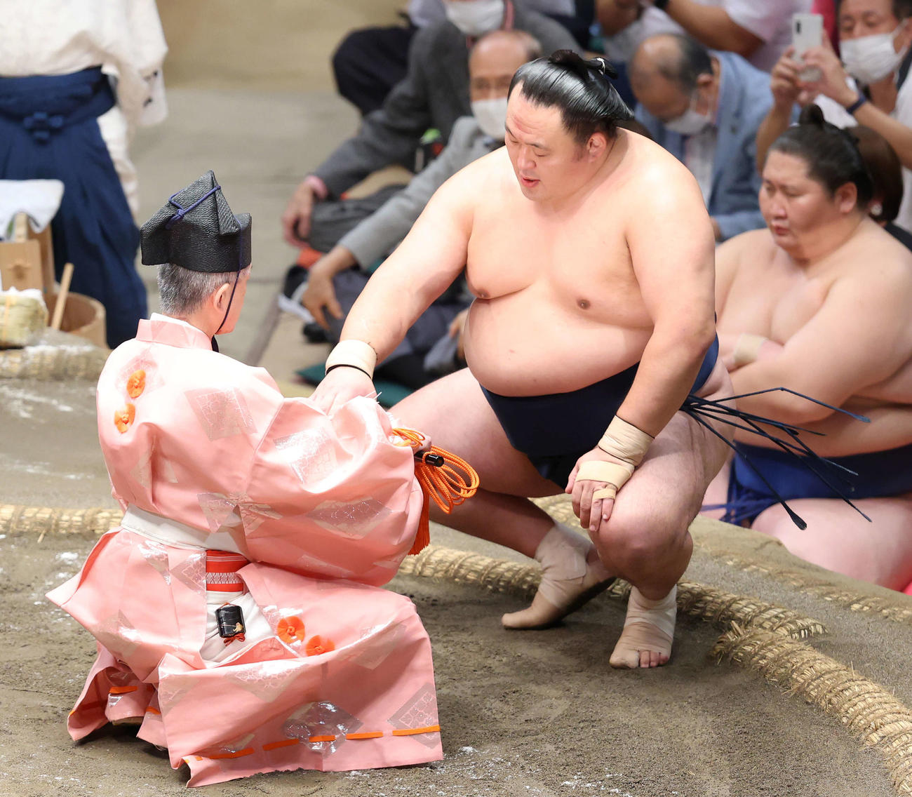 翔猿を押し倒しで破り、懸賞金の束を手にする玉鷲（撮影・河田真司）