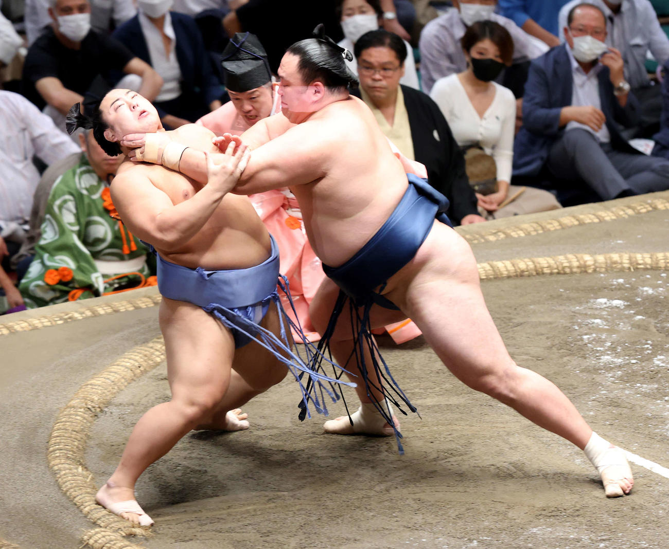 翔猿（左）をのど輪で激しく攻める玉鷲（撮影・河田真司）