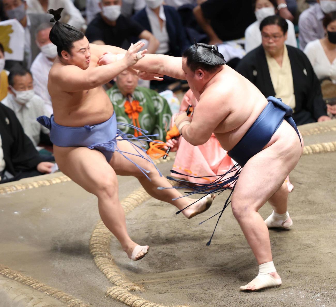 翔猿（左）を押し倒しで破る玉鷲（撮影・河田真司）