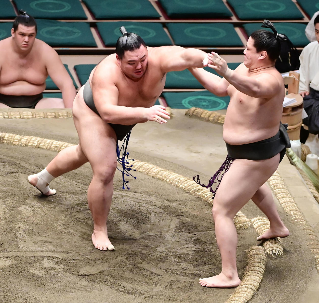 朝乃山（左）は押し出しで栃幸大を破る（撮影・小沢裕）