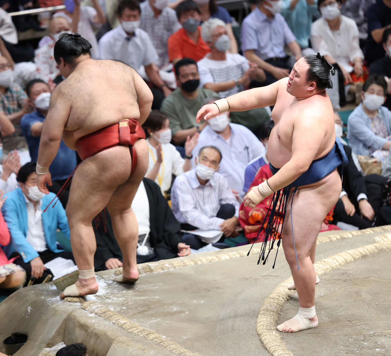 高安（左）を押し出しで破り、幕内優勝を決める玉鷲（撮影・河田真司）