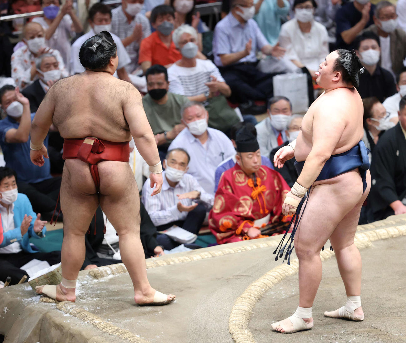 高安（左）を押し出しで破り、幕内優勝を決める玉鷲（撮影・河田真司）