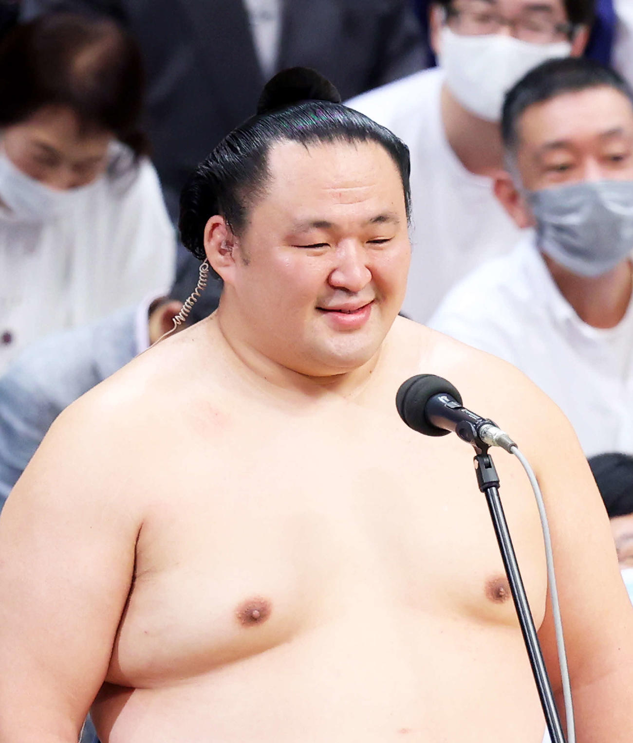 優勝インタビューで笑顔を見せる玉鷲（撮影・河田真司）