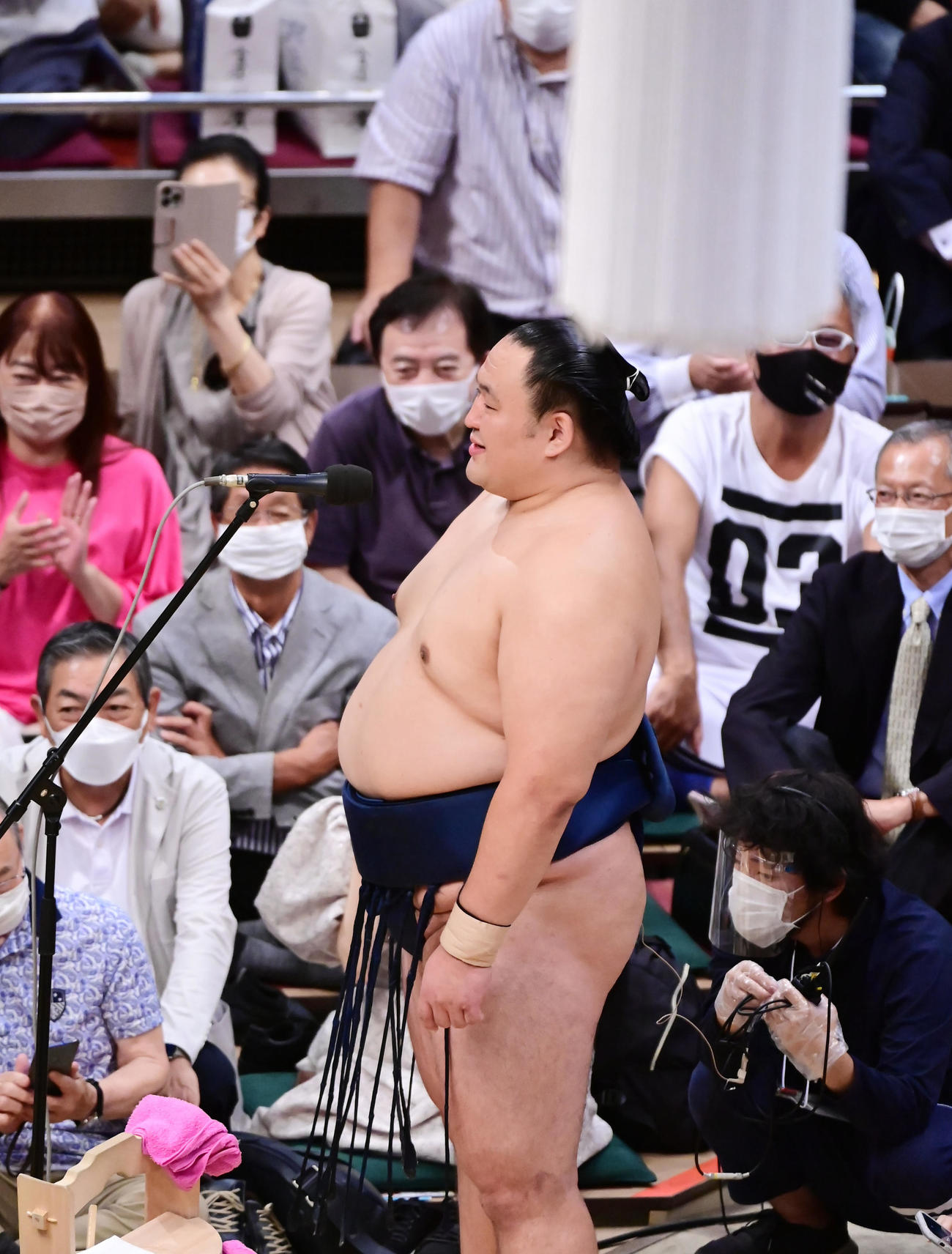 優勝インタビューに臨む玉鷲（撮影・小沢裕）
