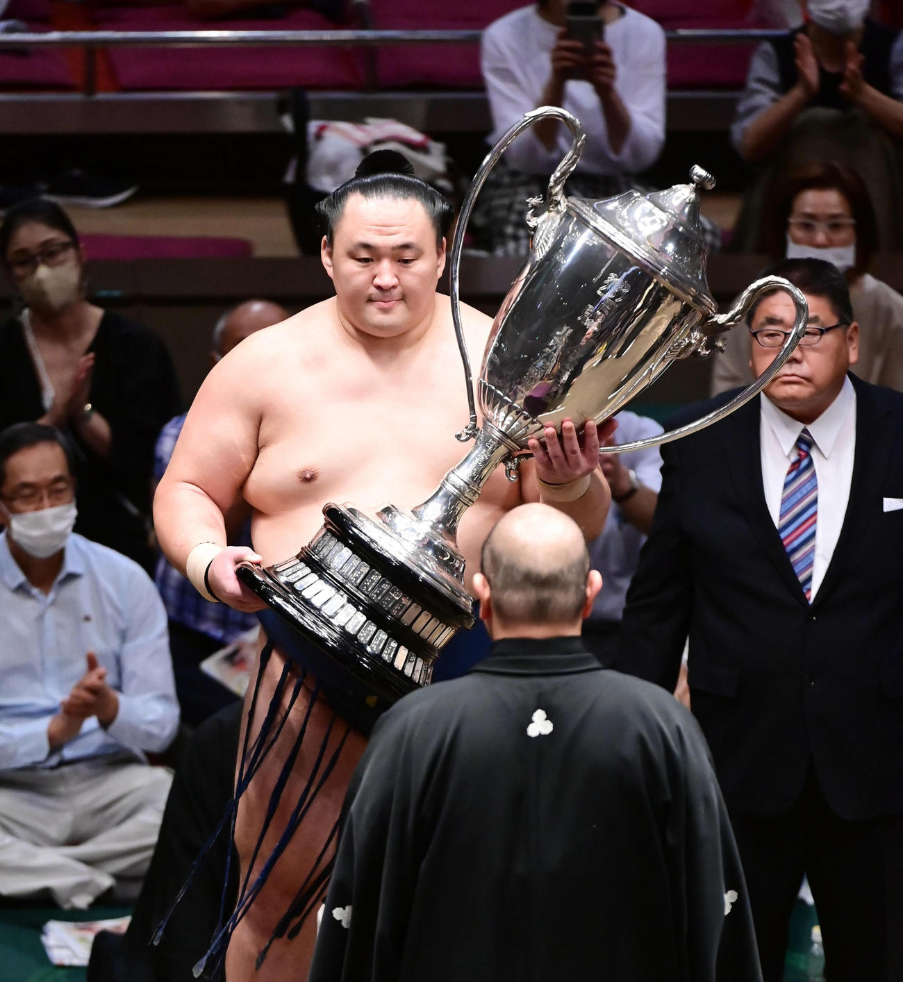 八角理事長から賜杯贈呈を受ける玉鷲（撮影・小沢裕）