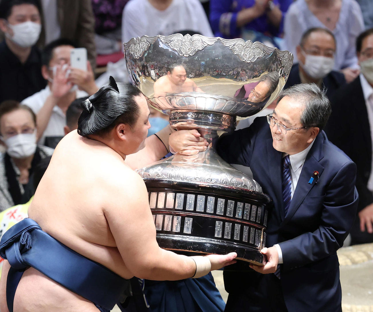 幕内優勝を決めた玉鷲（左）は、表彰式で国土交通大臣斉藤氏から内閣総理大臣杯を受け取る（撮影・河田真司）