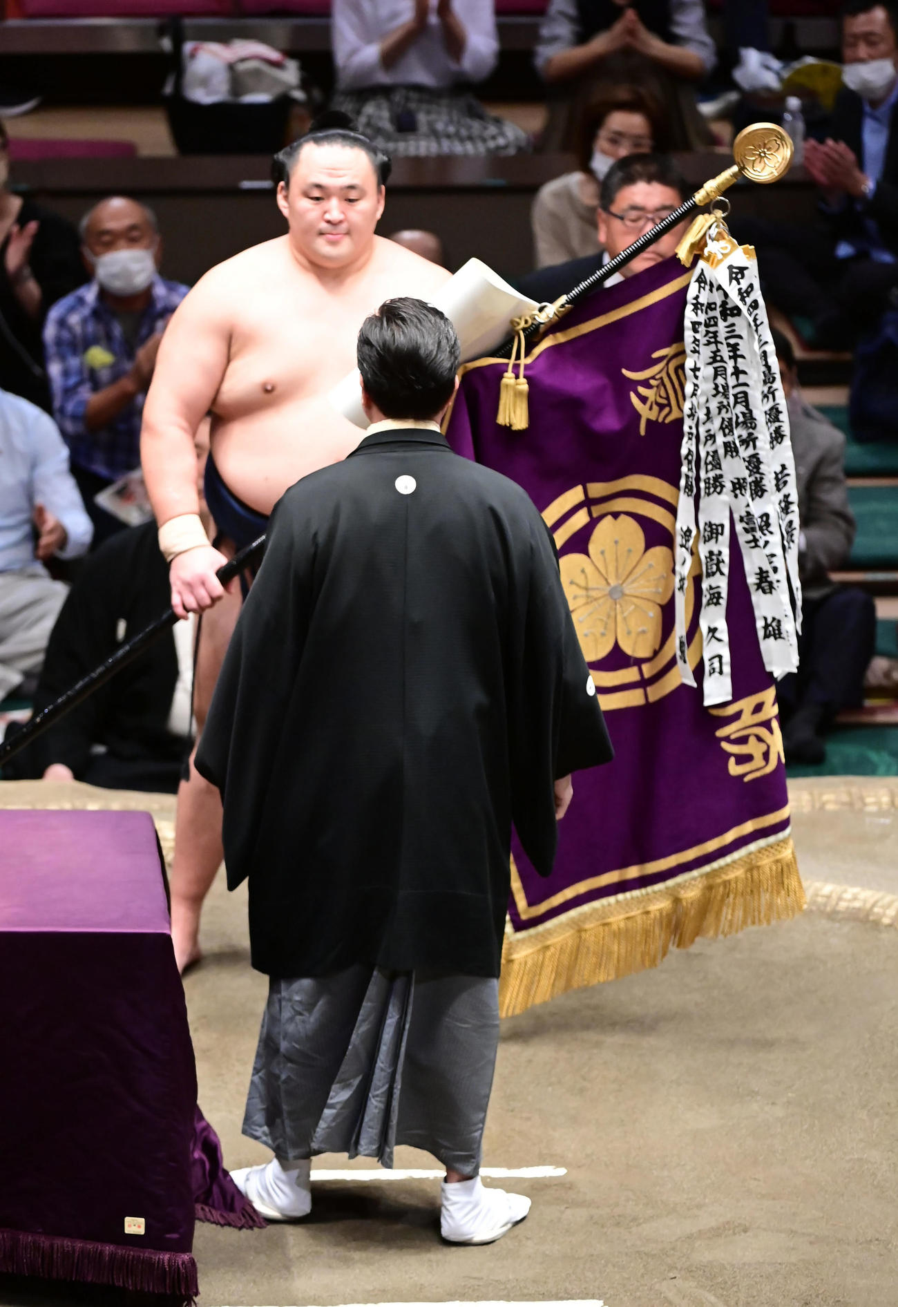 優勝旗を贈呈される玉鷲（撮影・小沢裕）