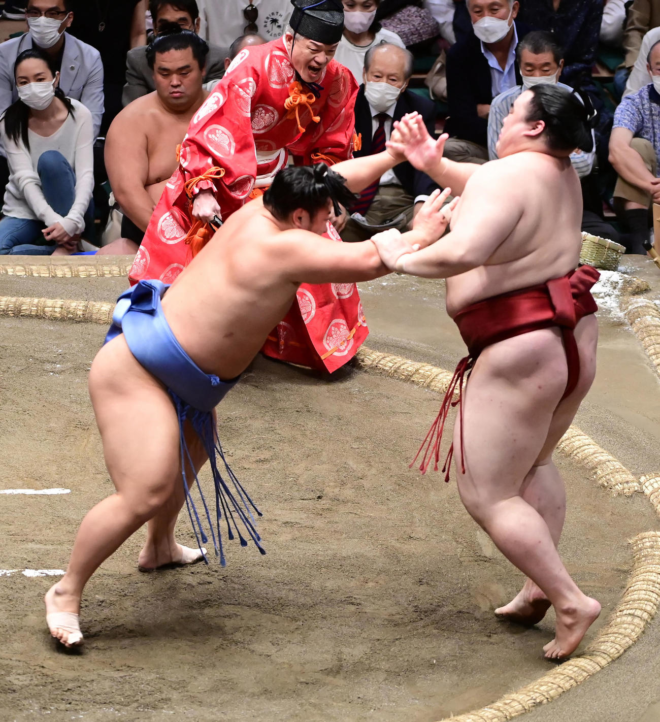 翔猿（左）は隆の勝を押し出しで破る（撮影・小沢裕）