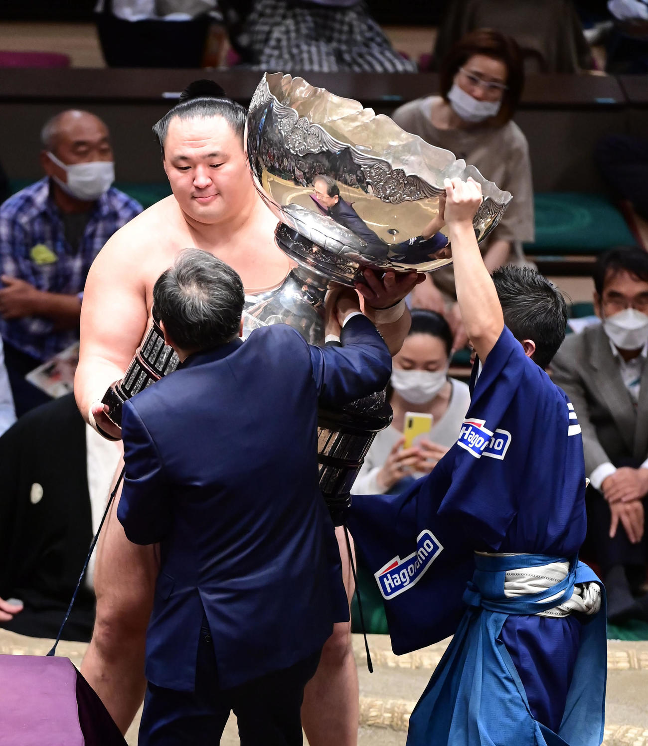 内閣総理大臣杯を受け取る玉鷲（撮影・小沢裕）