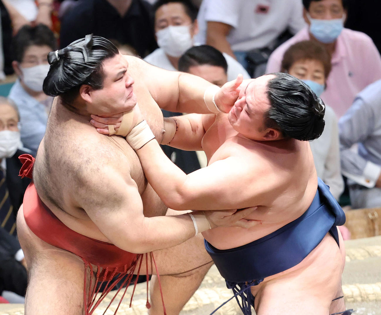 高安（左）と激しく張り合う玉鷲（撮影・河田真司）