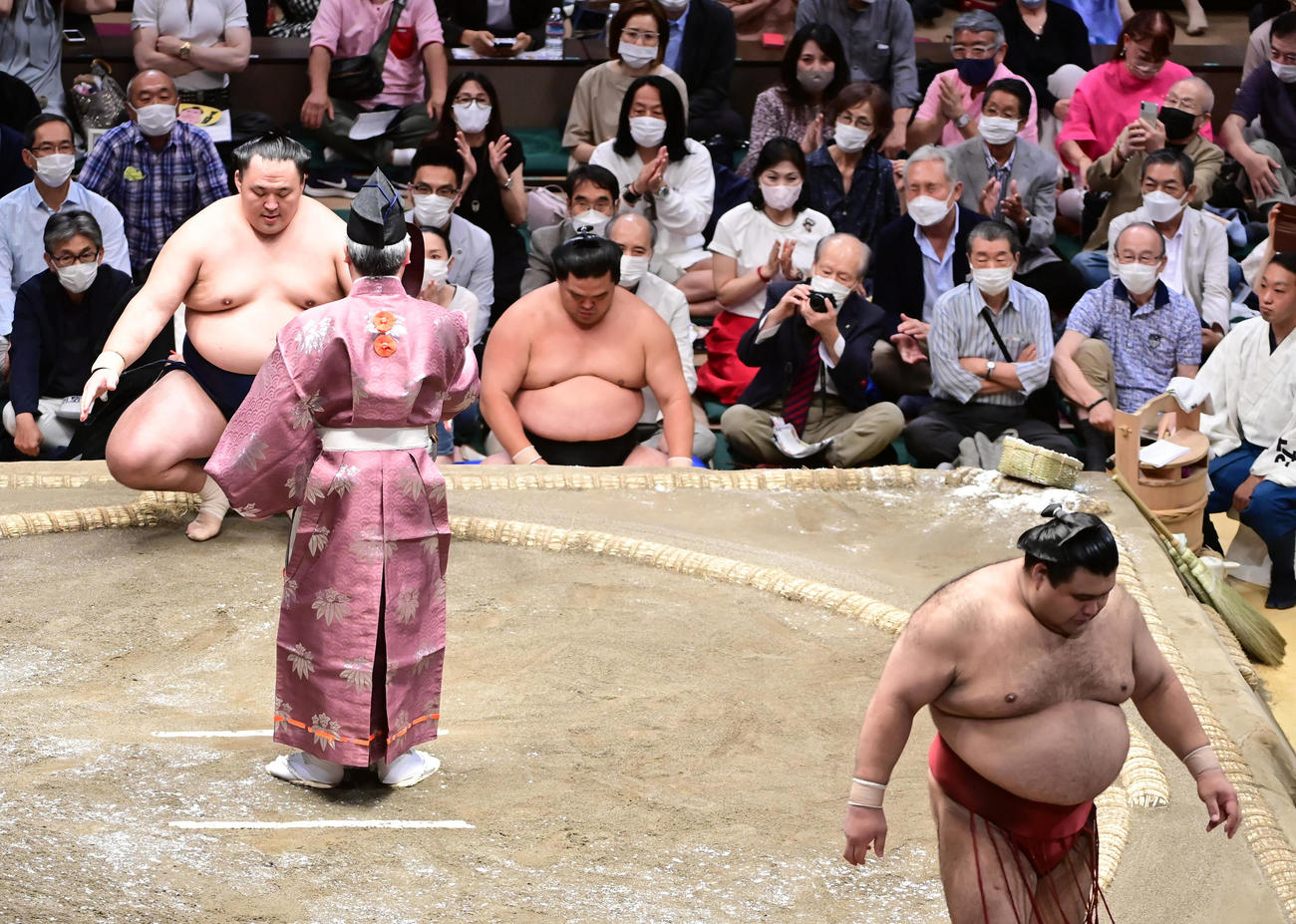 玉鷲（左奥）は押し出しで高安を破り幕内優勝を決める（撮影・小沢裕）