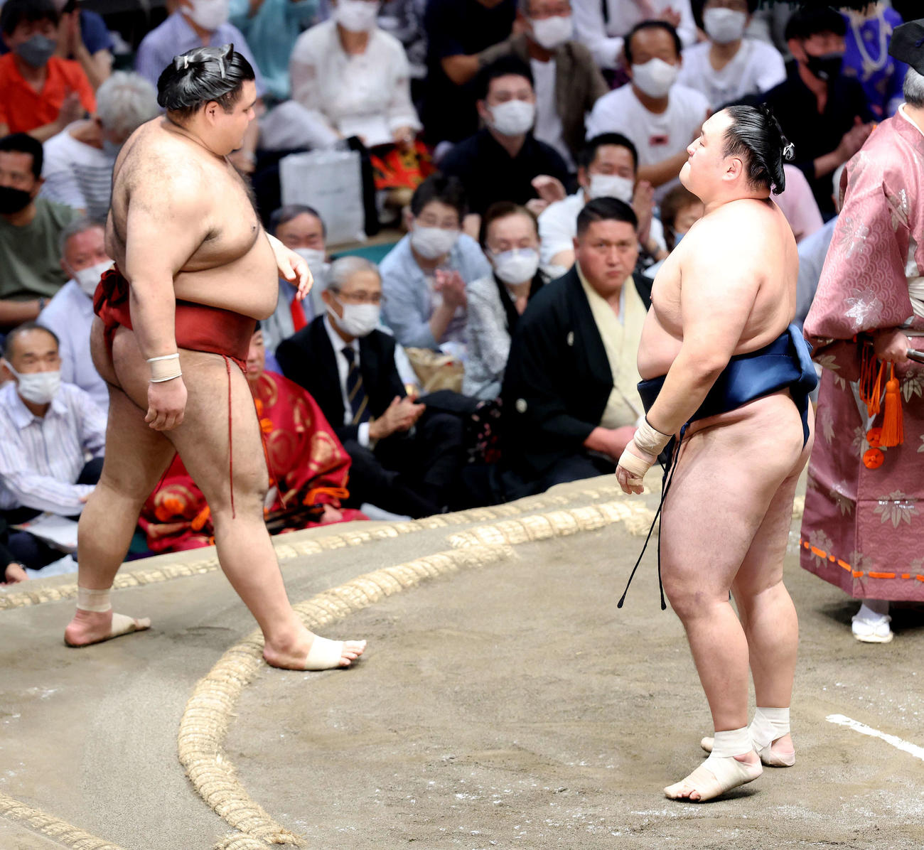 高安（左）を押し出しで破り、幕内優勝を決める玉鷲（撮影・河田真司）