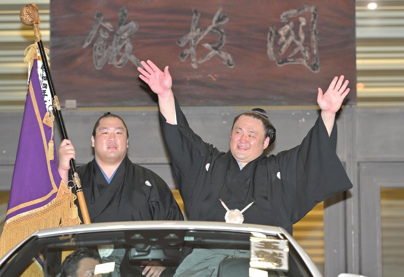 大相撲秋場所で2度目の優勝を果たし、パレードで手を振る玉鷲（左は輝）（代表撮影）