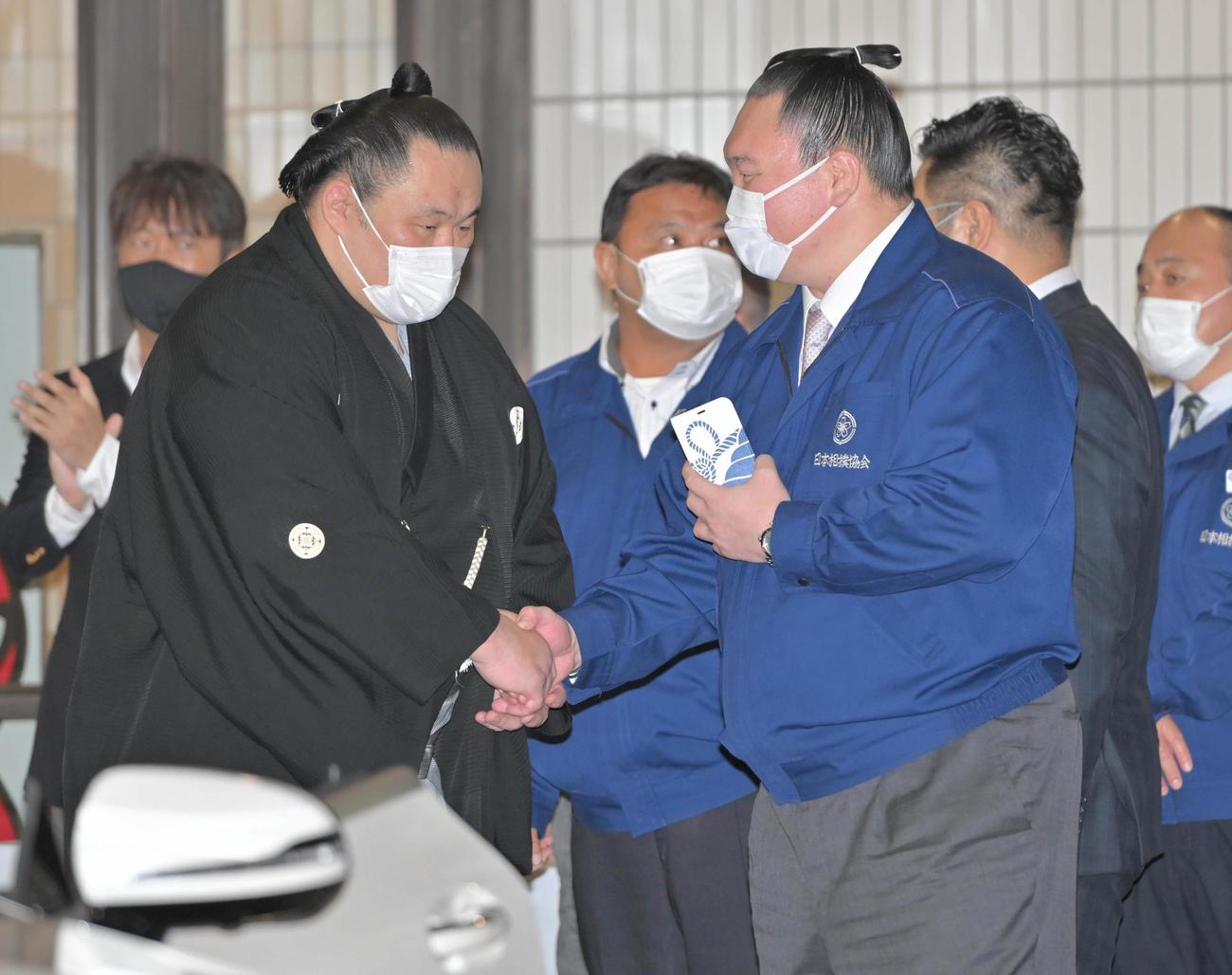 玉鷲（左）は、パレード前に元白鵬の宮城野親方から祝福された（代表撮影）