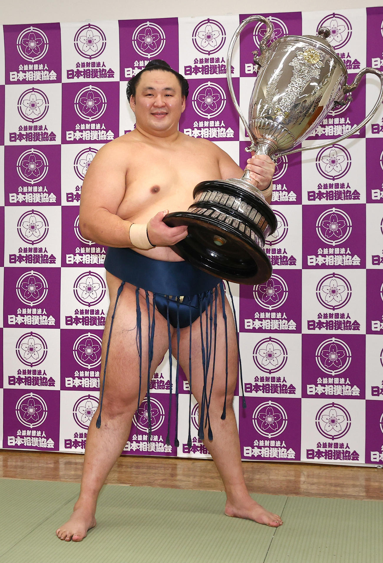 優勝を決め、賜杯を手に笑顔を見せる玉鷲（代表撮影）