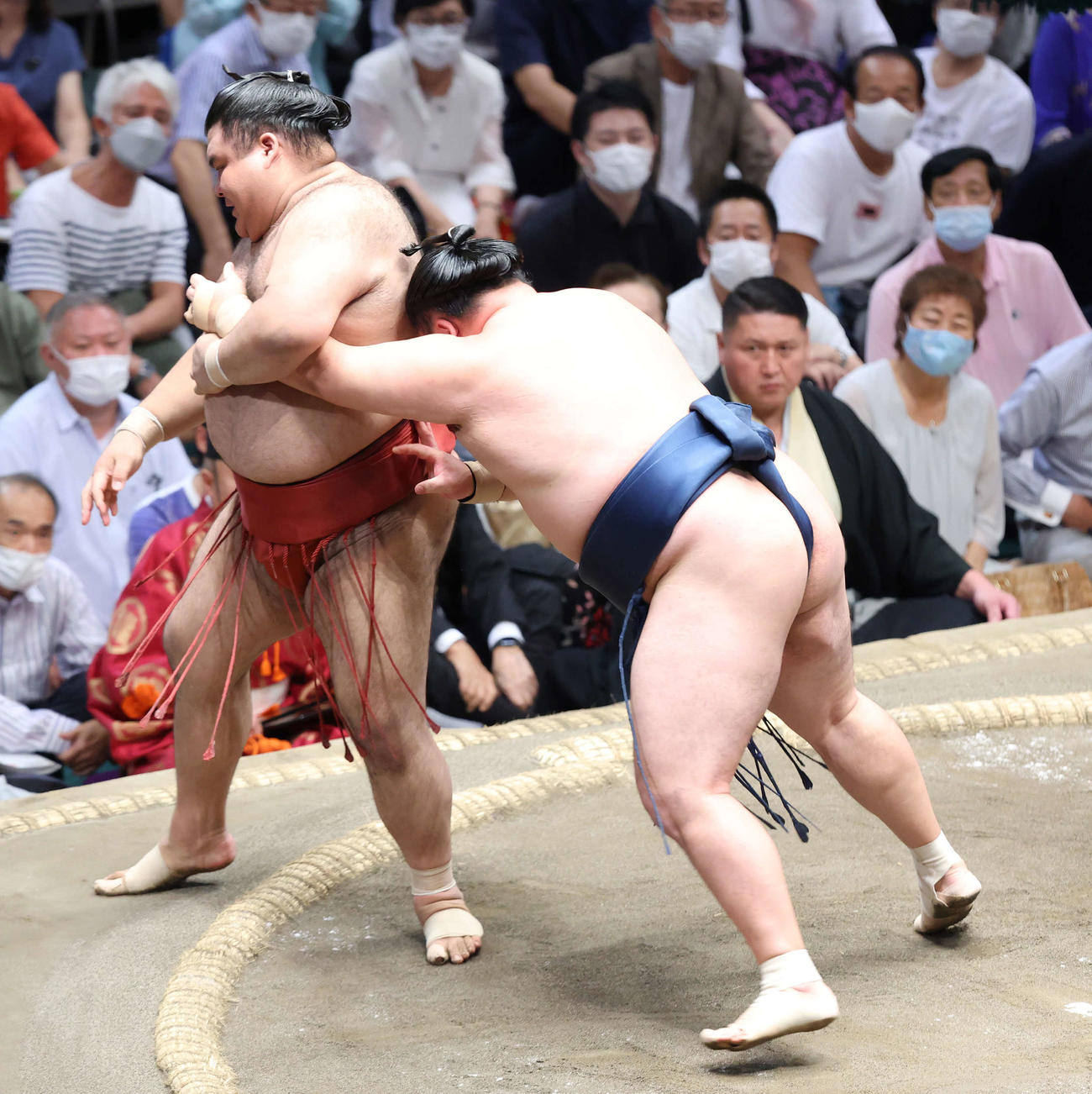 高安（左）を押し出しで破り、幕内優勝を決める玉鷲（撮影・河田真司）