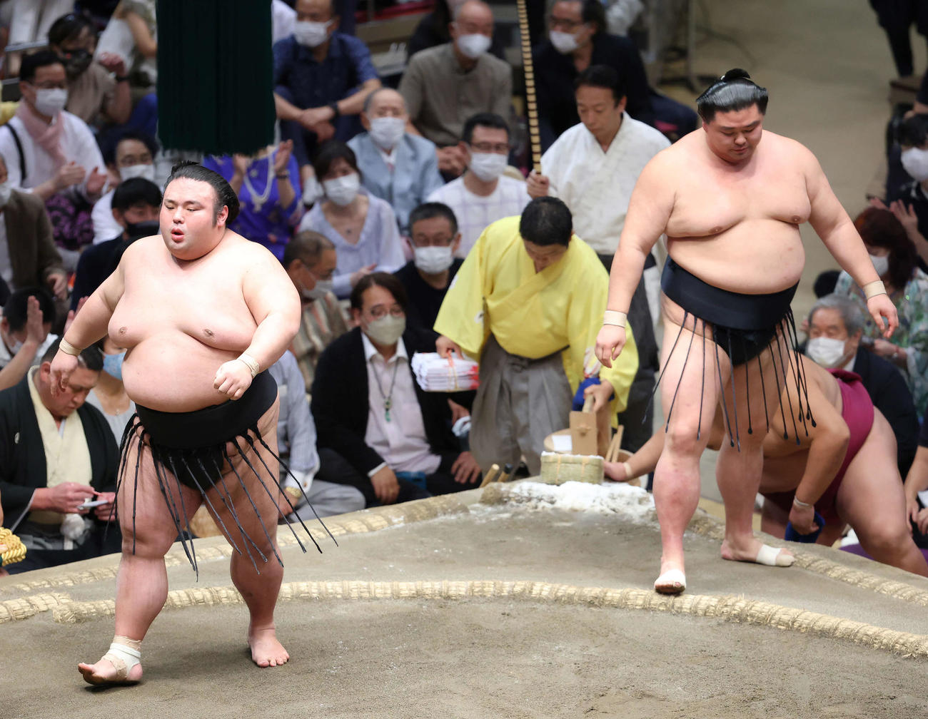 貴景勝（左）は正代を押し出しで破る（撮影・河田真司）