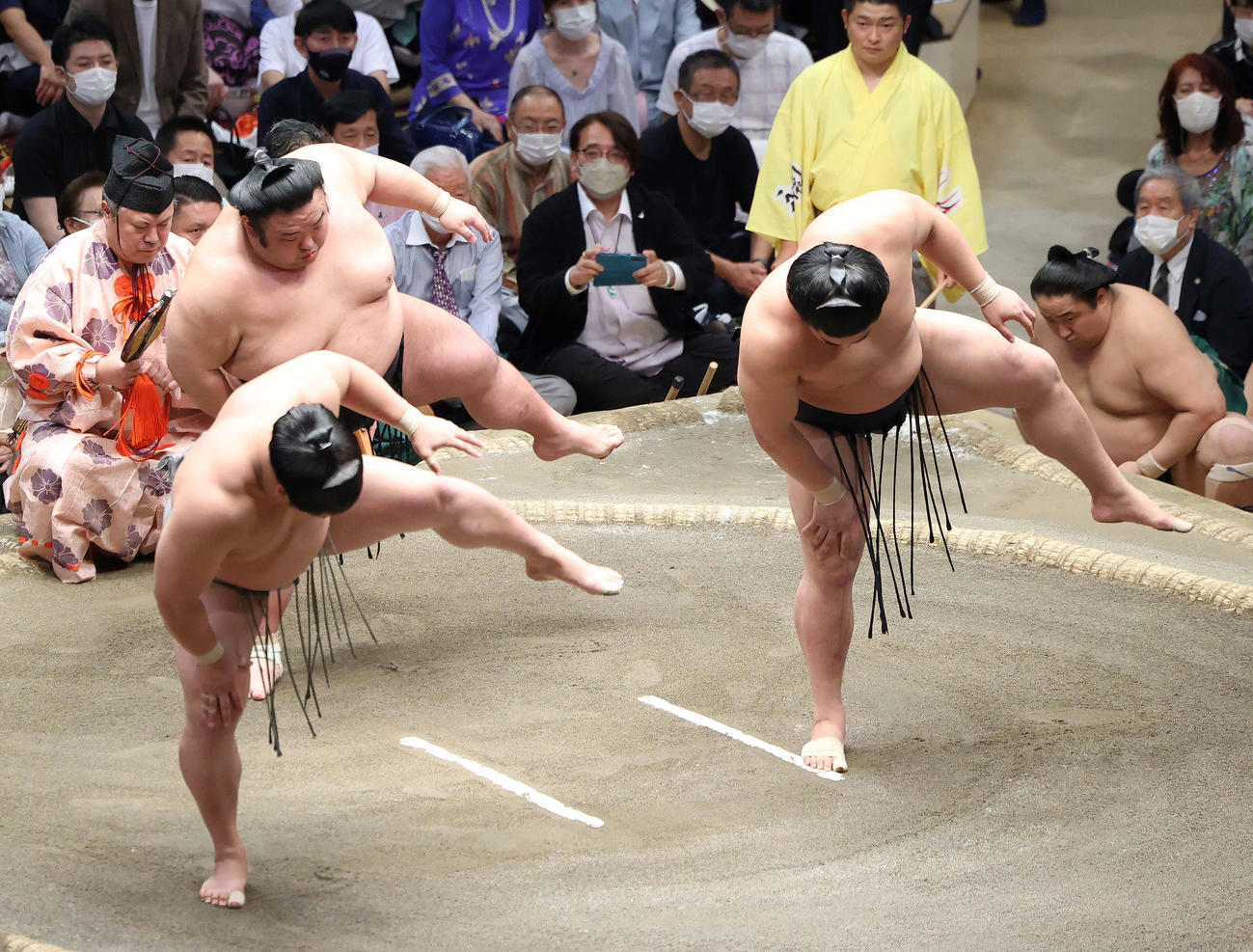 三役そろい踏みする、前列左から若隆景、若元春、後列は貴景勝（撮影・河田真司）